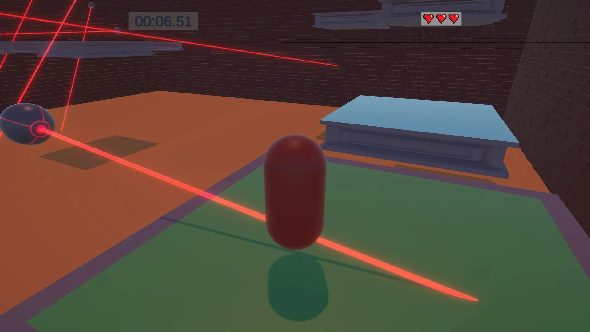 En jeu, un laser de tourelle frôle le joueur, avec le chrono et les vies en haut de l'écran
